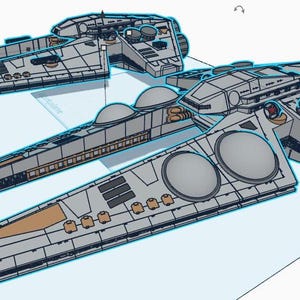 Puede incluir: Un modelo 3D de una nave espacial gris y naranja con un cuerpo largo y estrecho y múltiples motores. La nave espacial tiene un diseño detallado con varios paneles y compartimentos.
