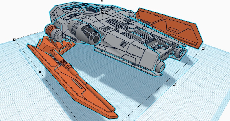 Peut inclure: Mod&egrave;le de vaisseau spatial gris et orange avec un design d&eacute;taill&eacute;. Le mod&egrave;le poss&egrave;de un cockpit, des ailes et un moteur arri&egrave;re. Les ailes sont repli&eacute;es et le moteur est visible.