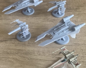 Op de afbeelding: Vijf grijze plastic miniatuur-ruimteschepen op standaard. De ruimteschepen zijn uit het Star Wars-universum.