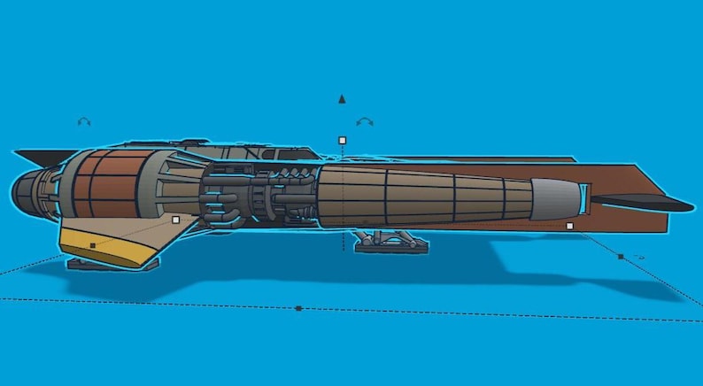 K&ouml;nnte beinhalten: Stilisierte Illustration eines Raumschiffs in Braun-, Beige- und Graut&ouml;nen. Das Raumschiff hat einen langen, rechteckigen K&ouml;rper mit detailliertem Triebwerksteil und einer Finne am Heck. Der Hintergrund ist einfarbig blau.
