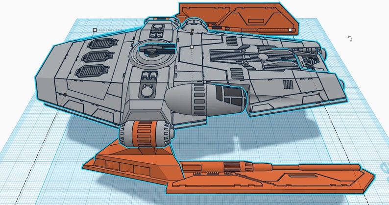 Peut inclure: Mod&egrave;le 3D d'un vaisseau spatial gris et orange au design d&eacute;taill&eacute;. Le vaisseau spatial a un corps large et arrondi avec un cockpit rectangulaire plus petit. Le vaisseau spatial a deux gros moteurs en bas et deux plus petits &agrave; l'arri&egrave;re. Le vaisseau spatial est con&ccedil;u avec une esth&eacute;tique futuriste.
