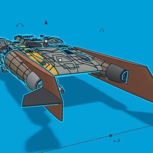 K&ouml;nnte beinhalten: Detaillierte Illustration eines Raumschiffs mit braunem, grauem und gelbem Farbschema. Das Raumschiff hat einen langen, rechteckigen K&ouml;rper mit zwei gro&szlig;en Triebwerken und Fl&uuml;geln. Der Hintergrund ist einfarbig blau.