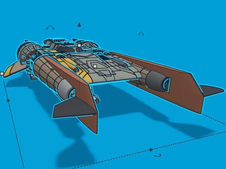 K&ouml;nnte beinhalten: Detaillierte Illustration eines Raumschiffs mit braunem, grauem und gelbem Farbschema. Das Raumschiff hat einen langen, rechteckigen K&ouml;rper mit zwei gro&szlig;en Triebwerken und Fl&uuml;geln. Der Hintergrund ist einfarbig blau.