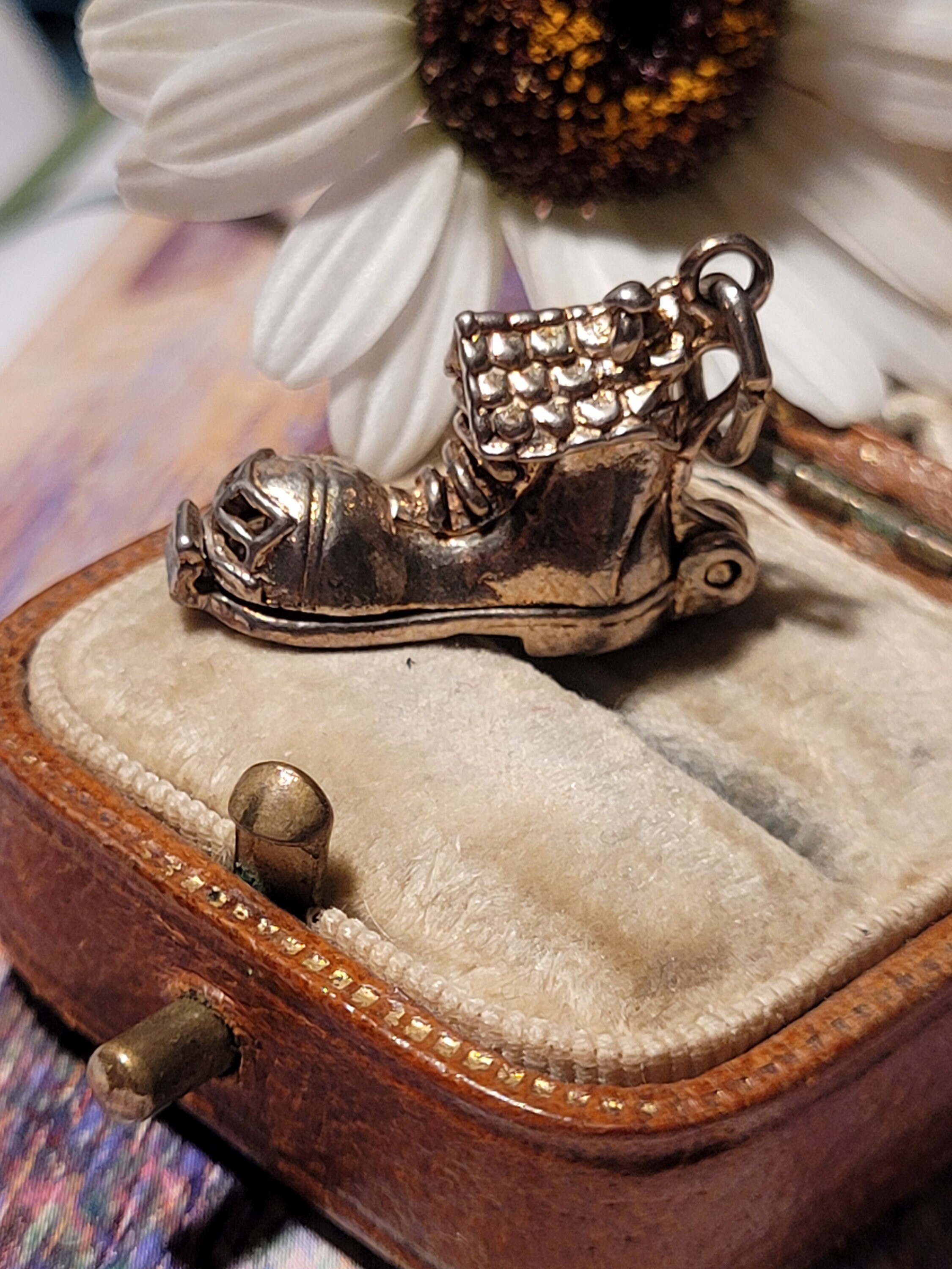 Old lady deals jewelry