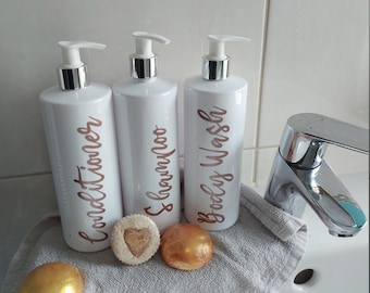 Etiquetas para el baño: champú, acondicionador y gel de ducha.