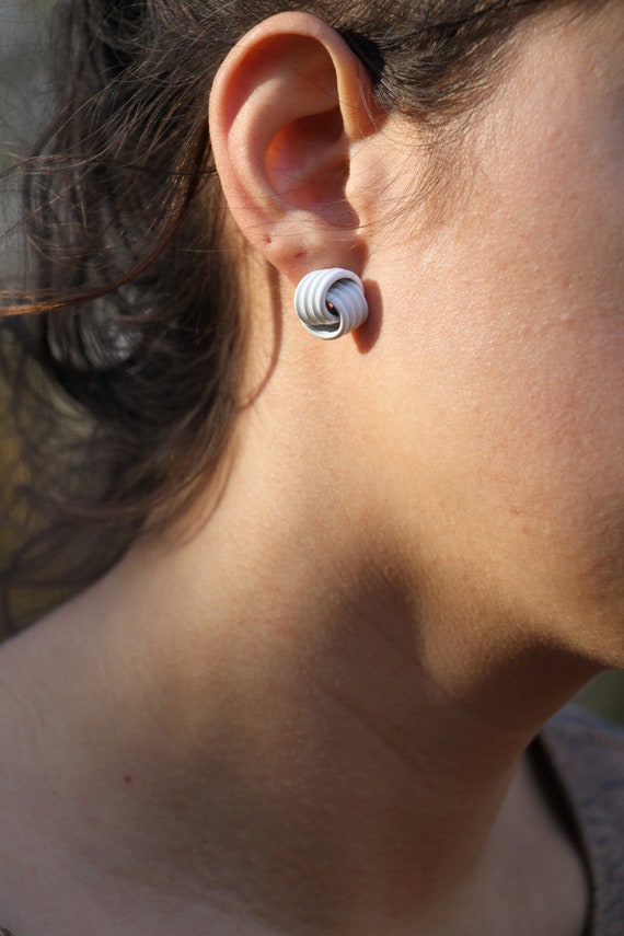 White Enameled Connected Circles Retro Earring - V