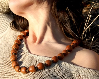 Collar tótem de bellota hecho a mano con cuentas de latón