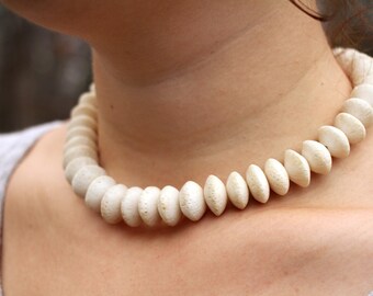 White Sponge Coral Graduated Bead Choker Necklace – Vintage
