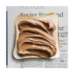 Peinture 3D de pain grillé au chocolat sur papier journal, art du dessert, peinture au chocolat, œuvre d'art sur le pain, peinture alimentaire