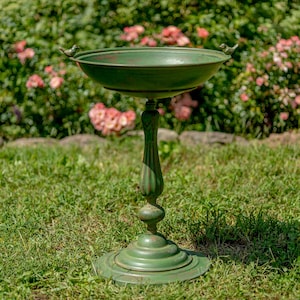 Round Pedestal Birdbath with Bird Details Verdi Green