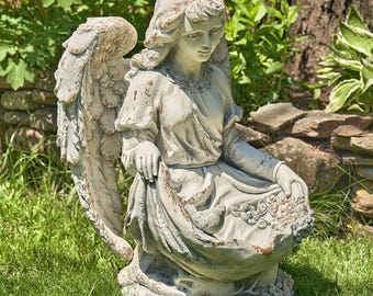 Estatua de ángel niño arrodillado de 61 cm de alto y bebedero para pájaros en gris antiguo "Cassiel"