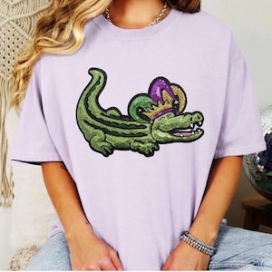 Sequin Mardi Gras Party Gator with Purple Green Gold Crown Tshirt
