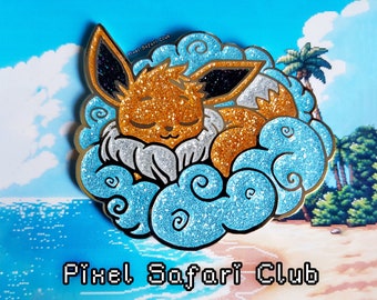Puede incluir: Un pin de esmalte de color dorado con un Pokémon Eevee durmiendo en una nube azul con detalles de purpurina. El pin dice "Pixel Safari Club" en la nube y en la parte inferior de la imagen.