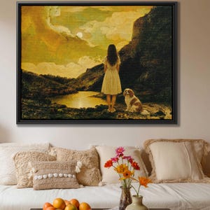 Pode incluir: Uma pintura de paisagem emoldurada retratando uma pessoa com um vestido claro em pé com um pequeno cão castanho e branco junto a um lago. A cena apresenta colinas, um céu dourado com uma lua visível e um terreno rochoso escuro e texturizado.