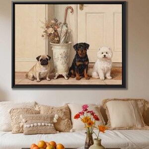 Puede incluir: Impresión en lienzo enmarcada que representa a tres perros: un pug, un rottweiler y un perro blanco y esponjoso, sentados frente a una puerta. También hay un paraguas decorativo y un jarrón con flores. La obra de arte tiene un estilo vintage y clásico.