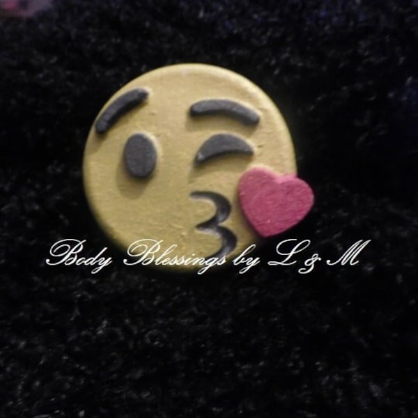 Kissy Face Emoji Bath Bomb 5.3 ozs.  Perfect for Any Day!  Choose from 70 Scents