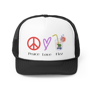 Puede incluir: Una gorra de camionero negra y blanca con un panel frontal blanco que presenta un signo de paz rojo, un corazón morado y un vaso de limonada con una pajita. El texto "Peace Love Fizz" está impreso debajo de los símbolos.