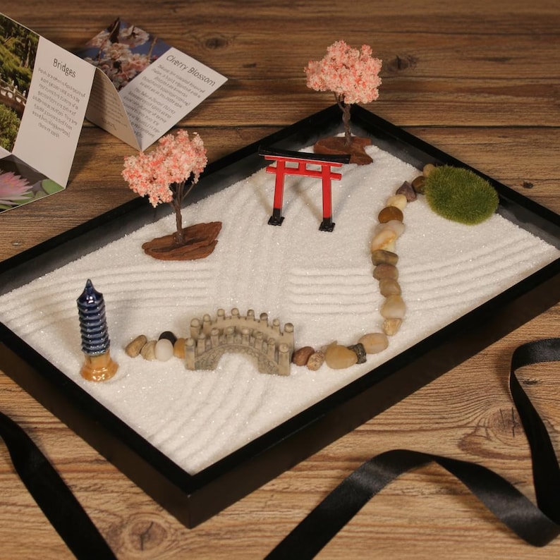 Mini Zen Garden Kit för skrivbord: Japanskt skrivbordsmeditationsset, sand, stenar och krattor bild 11