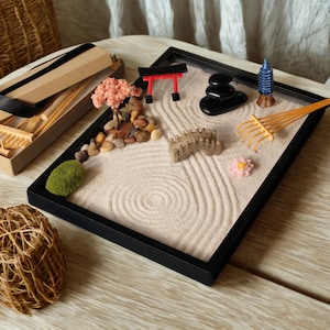 Mini Zen Garden Kit för skrivbord: Japanskt skrivbordsmeditationsset, sand, stenar och krattor bild 8