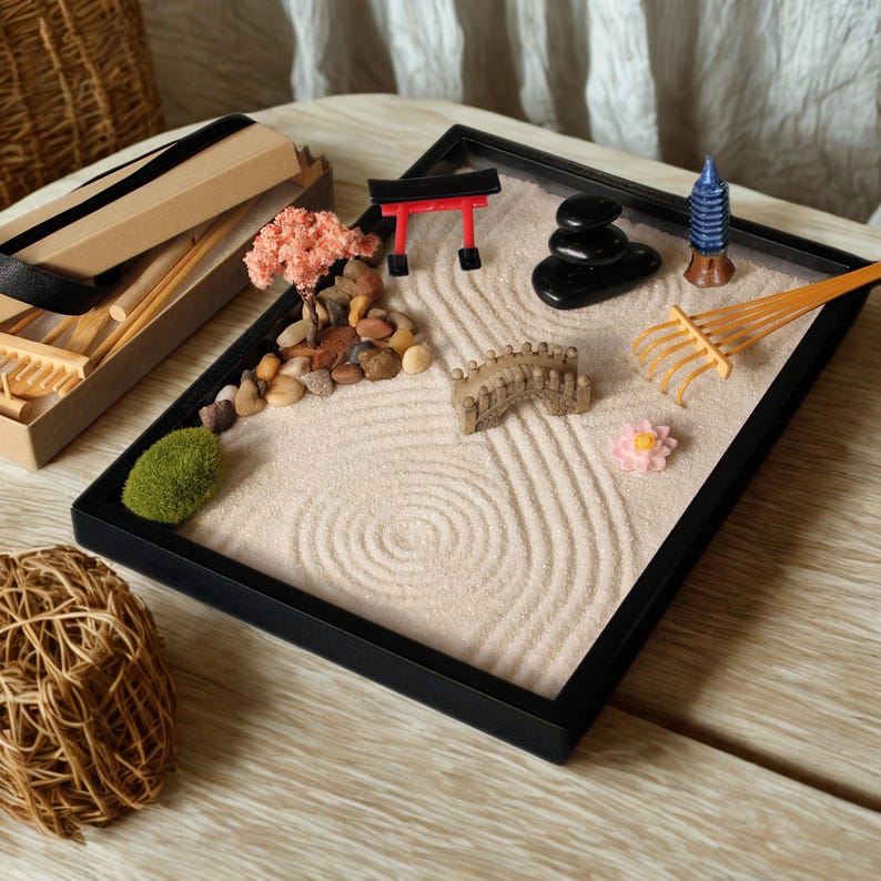 Mini Zen Garden Kit för skrivbord: Japanskt skrivbordsmeditationsset, sand, stenar och krattor bild 8