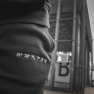 Spodnie do joggingu spersonalizowane współrzędnymi jako prezent na ślub w ulubionym miejscu w domu