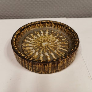 Eine schöne kleine Schale/Aschenbecher in Hasenfell-Glasur von Rörstrand Schweden mit dem Rubus Muster, entworfen von Gunnar Nylund, made in Sweden.