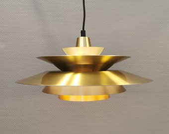 Très belle lampe suspendue en métal couleur laiton et bien entretenue avec une laque jaune contrastante à l'intérieur. Par Lyskaer Danemark