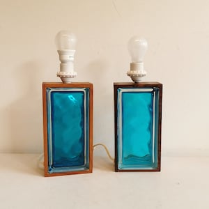 Zwei schwedische Tischlampen aus massivem gepresstem blauem Glas und Teakholz-„Rahmen“.