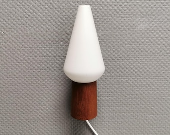Eine unglaublich schöne Wandlampe in Teakholz mit milchigweißem kegelförmigem Schirm aus Zweifachglas. Dänisch, retro, vintage, Fog&Mørup