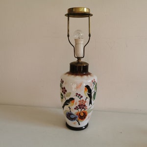 The most beautiful table lamp in white opaline glass with hand-painted bird motifs.