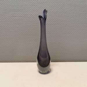 Beautiful beak vase in mouth-blown glass of high quality. Danish design by Per Lütken for Holmegaard Glassworks in the 1960s.