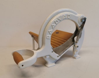 Bread slicer from Danish Royal Raadvad in FANTASTIC condition. Original beautiful white color and very well maintained. Retro, vintage.