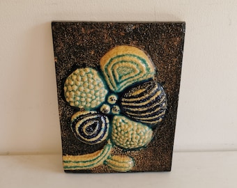 Soholm Bornholm Dinamarca Relieve mural, década de 1970 Diseño floral