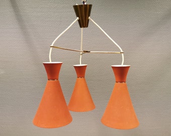 Lampada a sospensione a tre paralumi/fonti luminose, disegnata probabilmente da Bent Karlby tra la fine degli anni '50 e l'inizio degli anni '60.