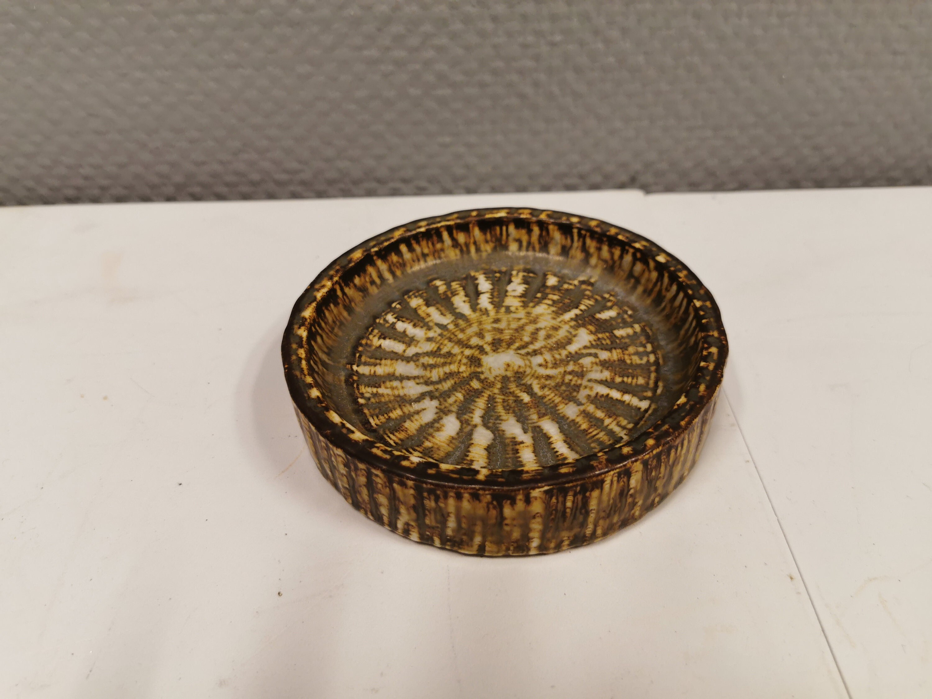 Eine schöne kleine Schale/Aschenbecher in Hasenfell-Glasur von Rörstrand Schweden mit dem Rubus Muster, entworfen von Gunnar Nylund, made in Sweden.