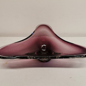 Large glass dish in purple colours/shades. It is Swedish and with 99% certainty produced by Flygsfors. Estimated 1960s.