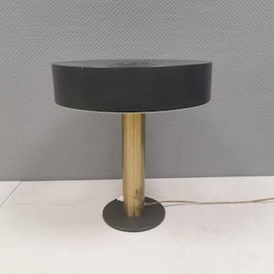Lampada da tavolo danese con base in ottone massiccio e paralume in metallo laccato grigio.