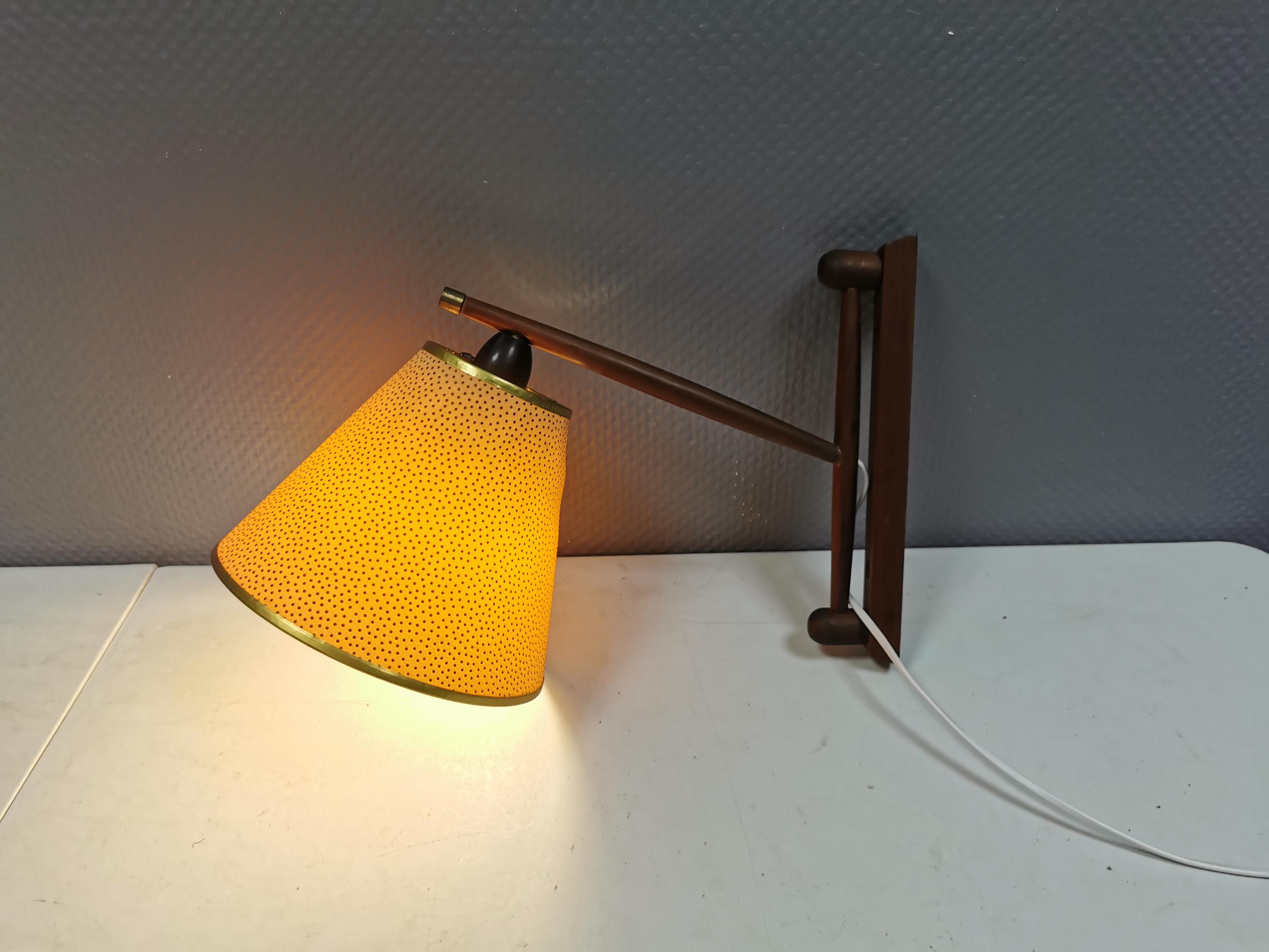 Alte Wandlampe in Teakholz mit Messingdetails, Bakelitfassung und originalem Schirm.