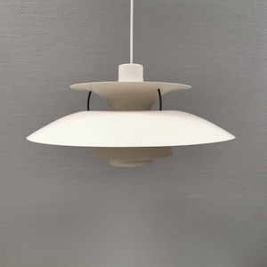 Very beautiful PH 5 hanging lamp, designed by lamp master Poul Henningsen (PH) and produced by the famous Louis Poulsen Denmark.