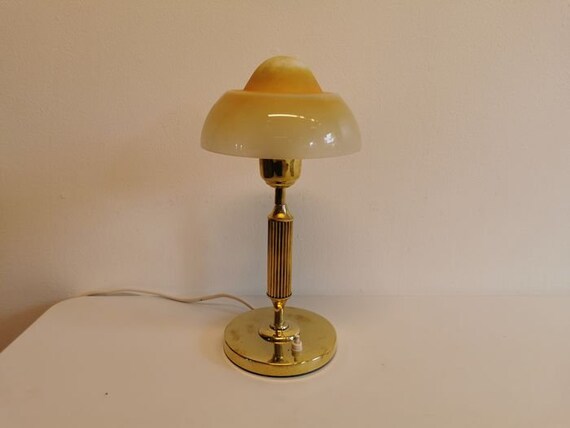 真鍮色の金属製ステムと部分的にフロスト加工されたオレンジ色のガラス