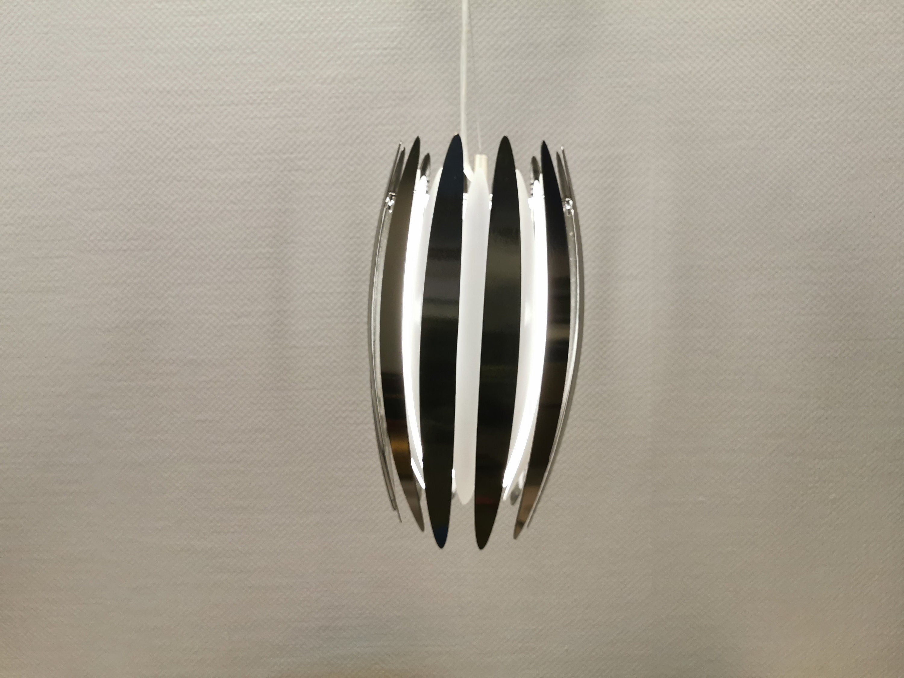 Sehr schöne dänische Lampe Modell Jaws mit 24 Metall, schwarz und weissen "Zähnen" Design von Benny Frandsen aus den 80er Jahren.