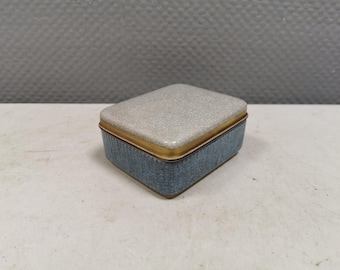 Lidded jar, bonbonnière in crackled glaze from Royal Copenhagen, Denmark, 1964.