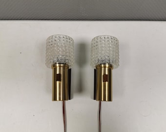 Ein Paar wunderschöne dänische Wandlampen, aus den 1970er Jahren, in Palisander, goldfarbenem Aluminium und mit hartgepressten Kunststoffschirmen.