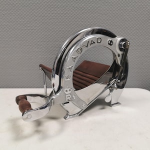 Cortador de pan Royal Raadvad cromado, madera oscura, edición limitada de los años 60, diseño danés.