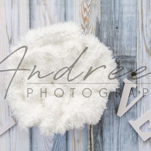 Könnte beinhalten: Weißer Kunstfell-Hintergrund mit den Worten "LOVE" in weißen Buchstaben auf einem hellblauen Holzgrund. Der Text "Andree Photography" ist in schwarzer Kursivschrift geschrieben.