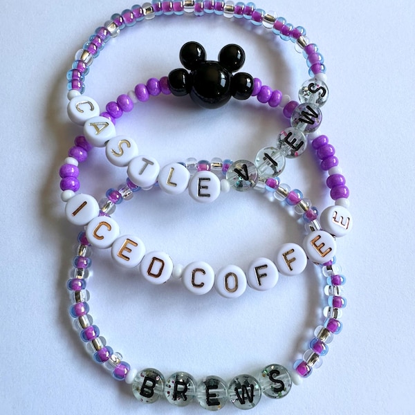 Pulseras hechas a mano con orejas de ratón: Conjunto de parque temático con vistas al castillo y café helado