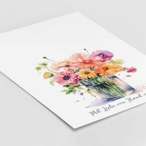 Op de afbeelding: Een aquarel schilderij van een boeket roze, oranje en gele bloemen in een heldere glazen vaas. De bloemen zijn in een losse, natuurlijke stijl gerangschikt. De achtergrond is zacht wit. De tekst "Mit Liebe von Hand gemacht" is in cursief geschreven onderaan de afbeelding.