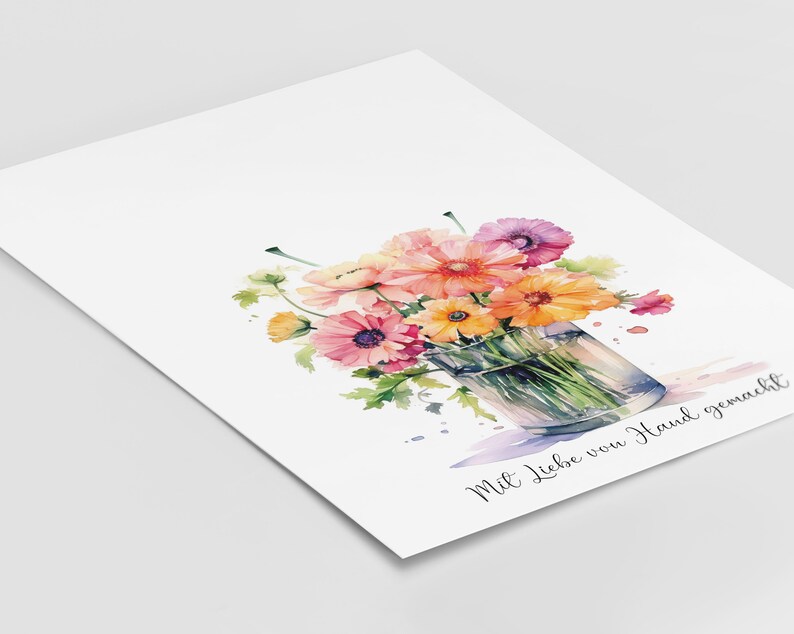 Op de afbeelding: Een aquarel schilderij van een boeket roze, oranje en gele bloemen in een heldere glazen vaas. De bloemen zijn in een losse, natuurlijke stijl gerangschikt. De achtergrond is zacht wit. De tekst "Mit Liebe von Hand gemacht" is in cursief geschreven onderaan de afbeelding.
