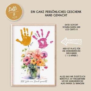Op de afbeelding: Een afdrukbare kunstprint met een witte achtergrond met twee handafdrukken in geel en roze met de namen "Elias" en "Marie" eronder. De handafdrukken bevinden zich boven een boeket aquarelbloemen in een transparante glazen vaas. De tekst "Mit Liebe von Hand gemacht" staat onderaan de print. De tekst "EIN GANZ PERS&Ouml;NLICHES GESCHENK HAND GEMACHT" staat bovenaan de print. De tekst "DATEI SOFORT DOWNLOADEN UND LOS GEHTS!!!" staat aan de rechterkant van de print. De tekst "HIER IST PLATZ F&Uuml;R DIE HANDABDR&Uuml;CKE DER KINDER (1-3 H&Auml;NDE)" staat aan de rechterkant van de print. De tekst "ALLES WAS IHR ZUS&Auml;TZLICH BEN&Ouml;TIGT, IST FINGERFARBE UM DIE HANDABDR&Uuml;CKE AUFS PAPIER ZU BRINGEN!" staat aan de rechterkant van de print.