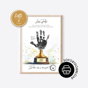 Könnte beinhalten: Ein druckbarer digitaler Download einer Aquarellillustration eines Handabdrucks auf einer Trophäe mit dem Text "Lieber Papa" und "Welt Bester Papa" auf der Trophäe. Der Text "Dein Mattis" steht unter dem Handabdruck. Der Text "Danke, dass es dich gibt!" steht unten im Bild.